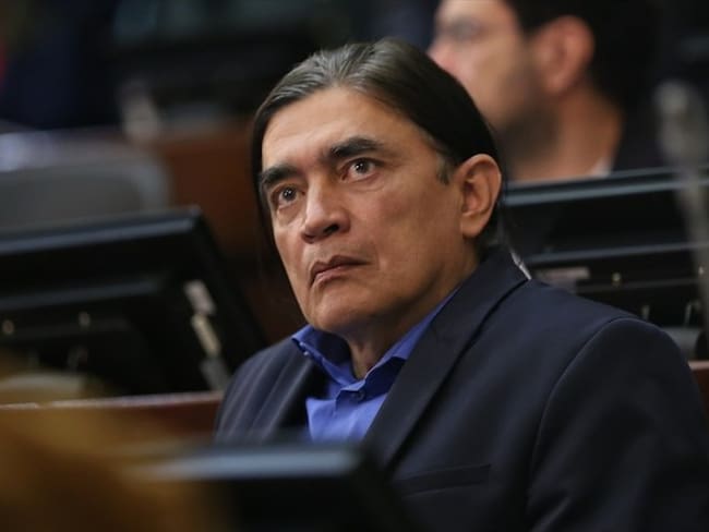 Trabajamos 8 meses al año y cobramos 13 meses de sueldo: Gustavo Bolívar