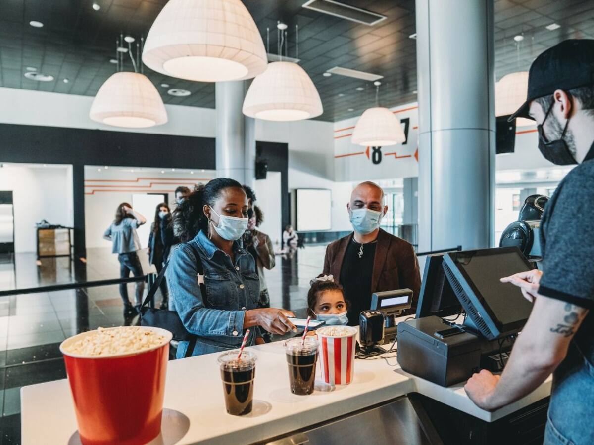 Caleños le dicen adiós al tapabocas en espacios cerrados