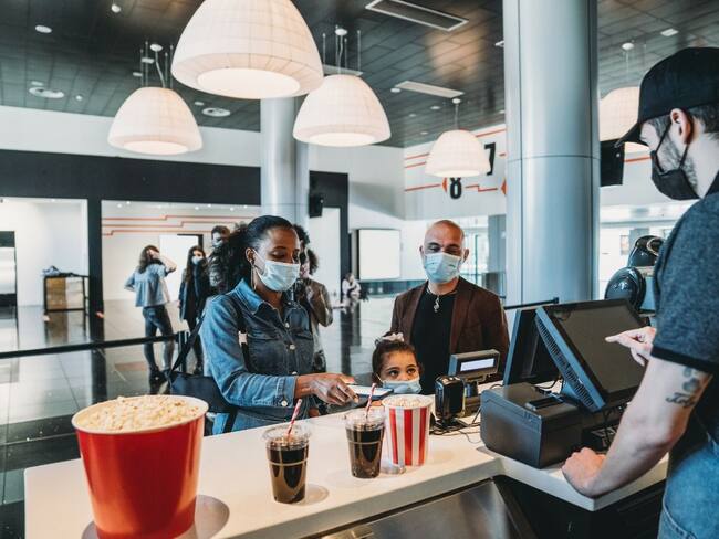 La secretaria de Salud indicó que la exigencia del carné de vacunación como requisito de ingreso a cualquier establecimiento será voluntaria. Foto: Getty.