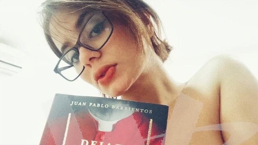 La foto desnuda de Amaranta Hank con el libro Dejad que los niños vengan a mí. Foto: