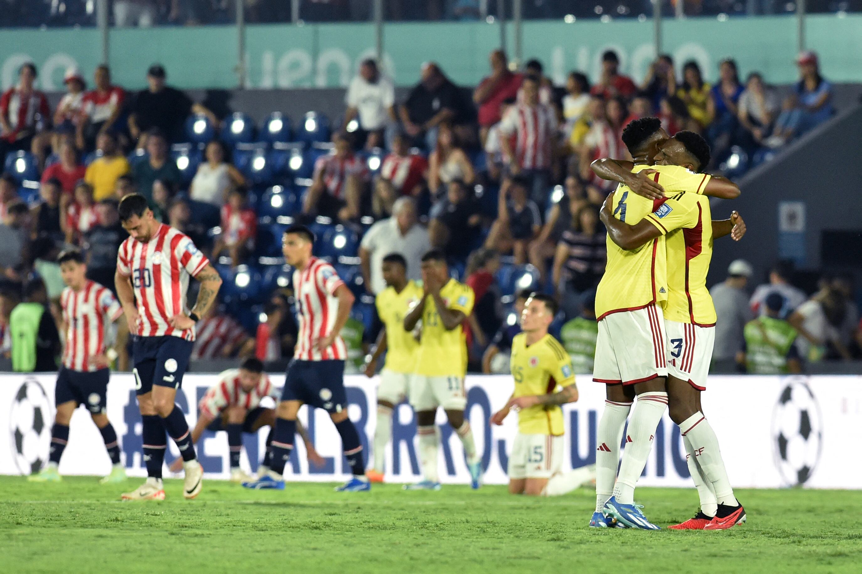 Los jugadores de la Selección Colombia festejan su triunfo en Asunción. (Photo by NORBERTO DUARTE/AFP via Getty Images)