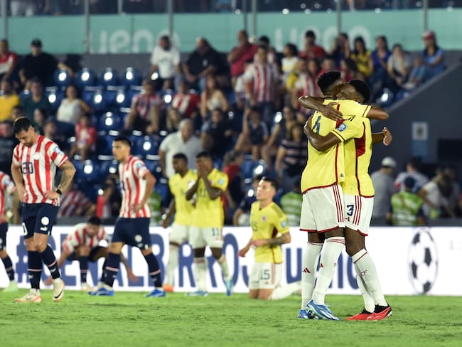 Los jugadores de la Selección Colombia festejan su triunfo en Asunción. (Photo by NORBERTO DUARTE/AFP via Getty Images)