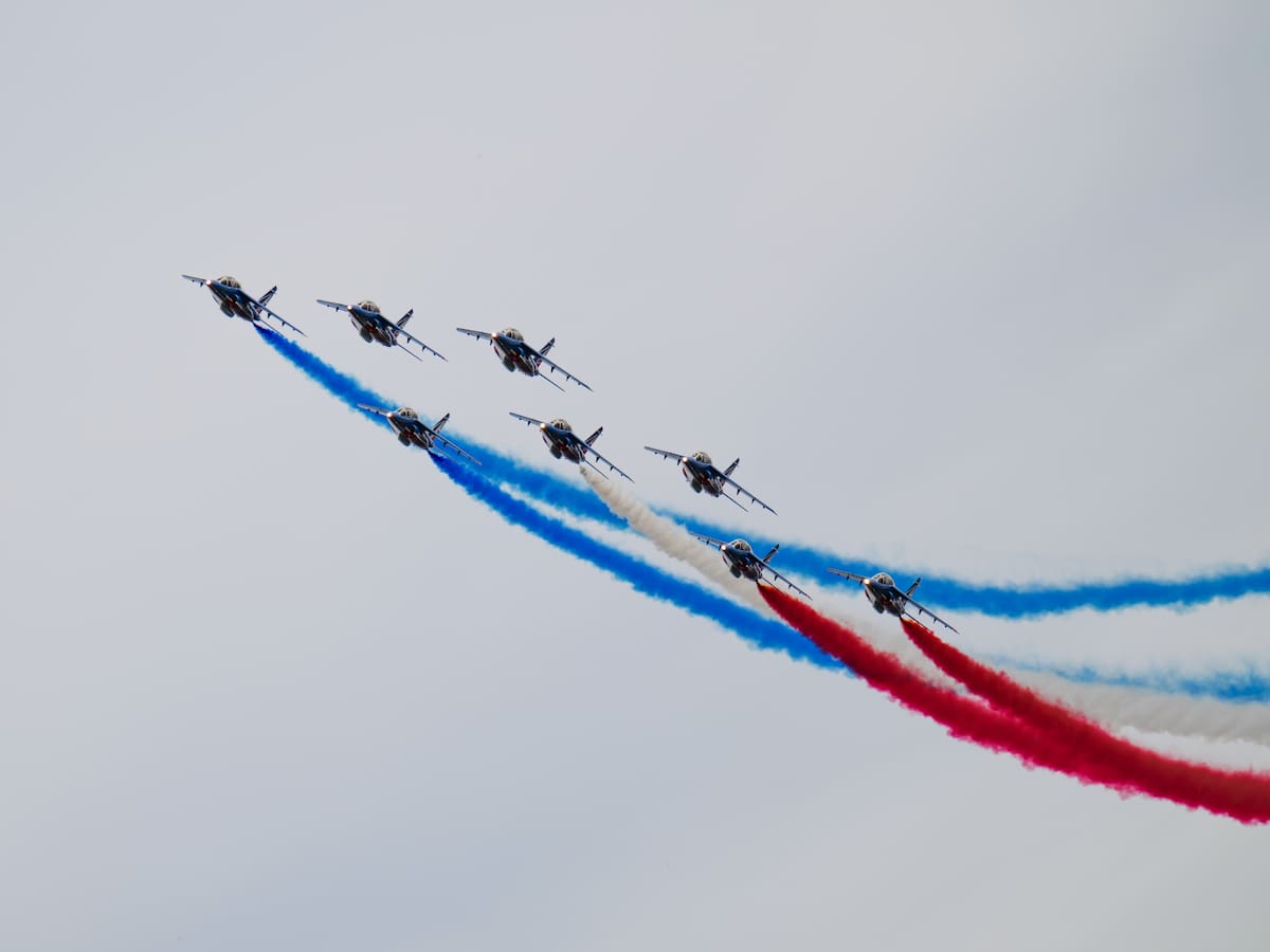Aviones del ejército francés sobrevuelan Cannes en homenaje a ‘Top Gun’