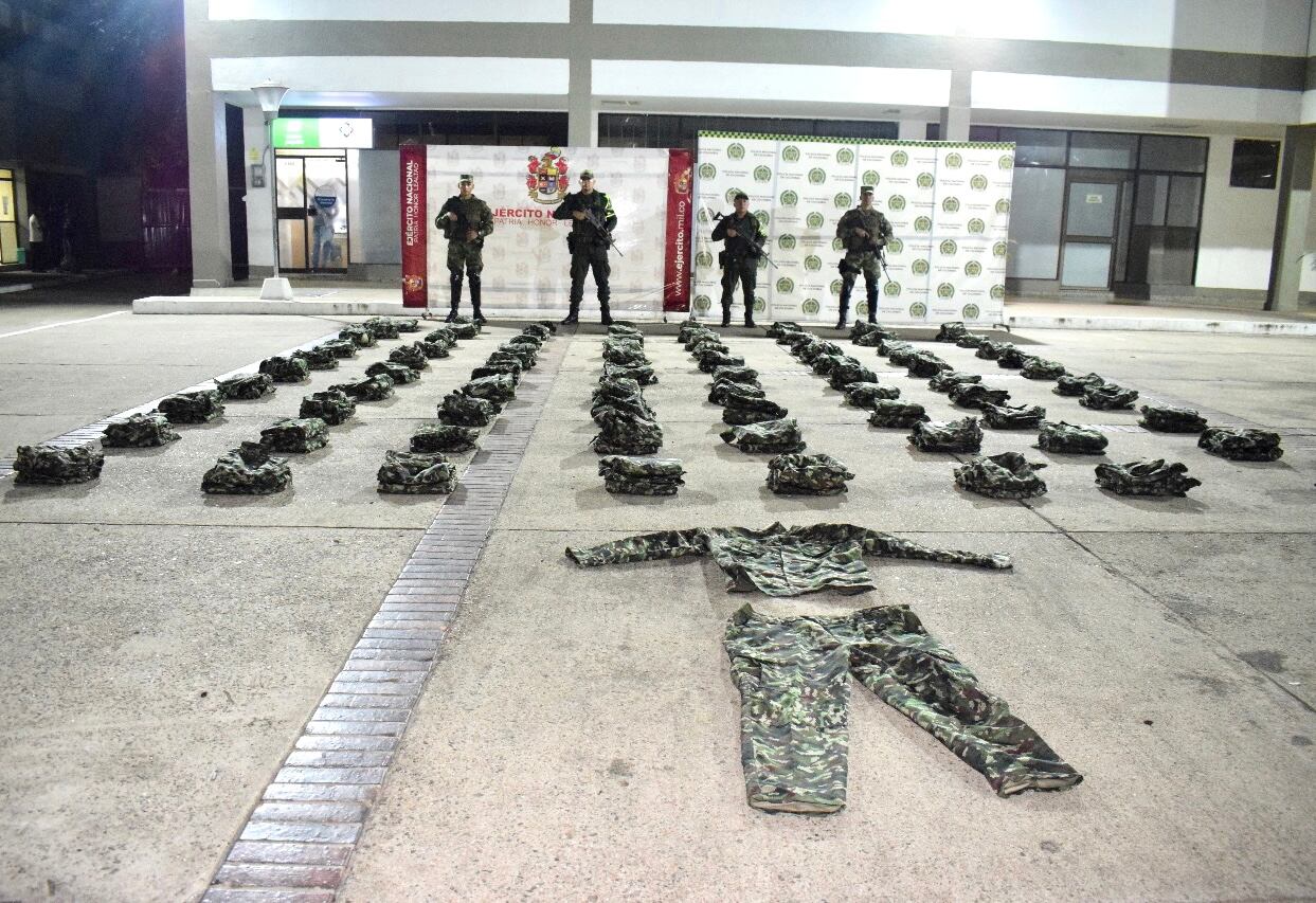 Ejército incautó uniformes tipo camaleón que iban con destino a disidencias Farc. Foto: Ejército Nacional.