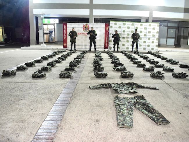Ejército incautó uniformes tipo camaleón que iban con destino a disidencias Farc. Foto: Ejército Nacional.