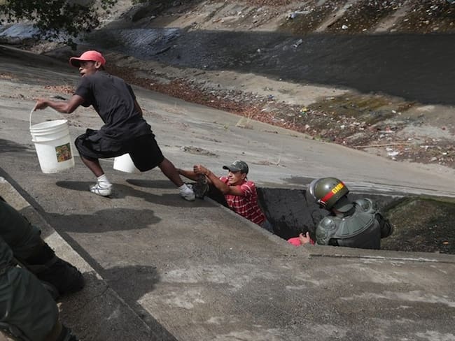 Venezolanos batallan por agua y comida ante lenta recuperación por apagón. Foto: Agencia EFE