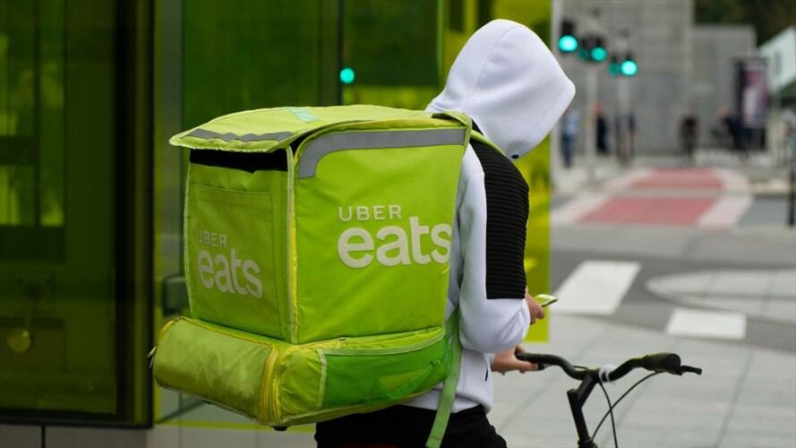 Uber Eats, con más de tres años y medio haciendo presencia en 10 ciudades de Colombia, dejará de estar disponible el 22 de noviembre. Foto: Getty Images / ALEKSANDER KALKA