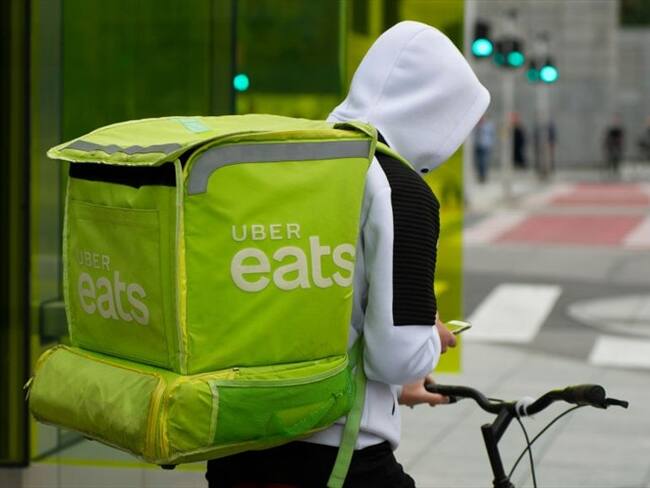 Uber Eats, con más de tres años y medio haciendo presencia en 10 ciudades de Colombia, dejará de estar disponible el 22 de noviembre. Foto: Getty Images / ALEKSANDER KALKA