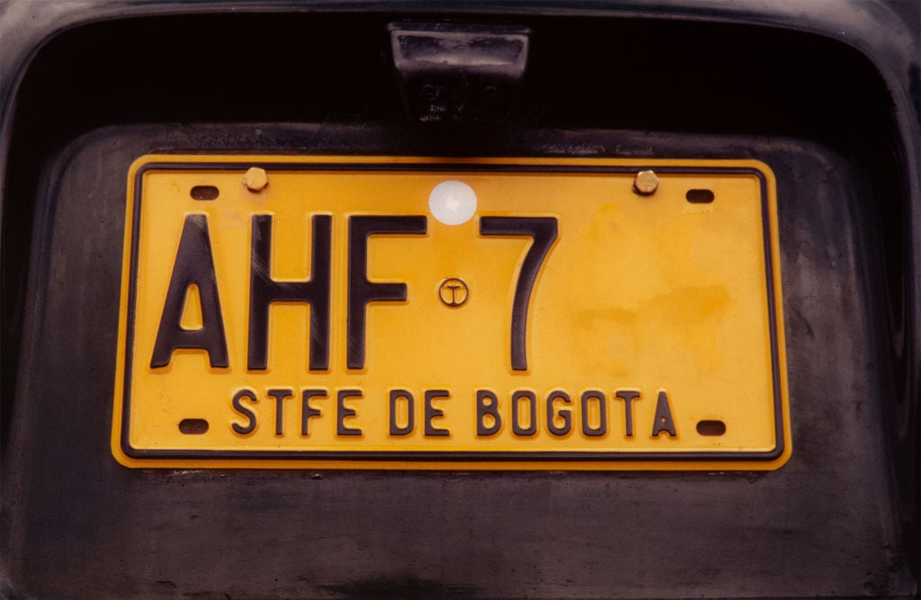 Placa colombiana vehicular imagen de referencia. Foto: Getty Images.