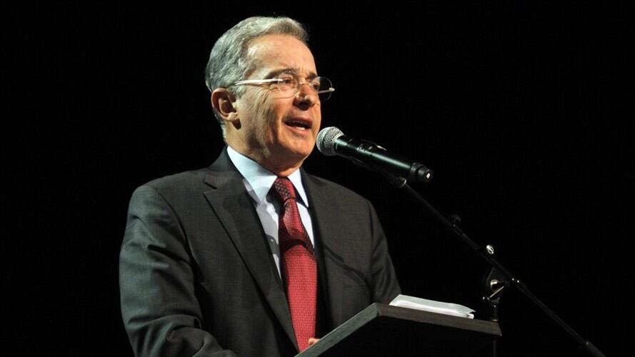 Con micrófono en mano, el exmandatario le pidió a Martínez escuchar la problemática de los campesinos de Riosucio, Caldas. Foto: Colprensa