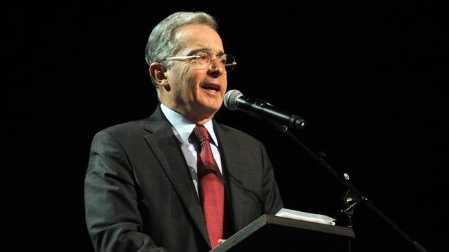 Con micrófono en mano, el exmandatario le pidió a Martínez escuchar la problemática de los campesinos de Riosucio, Caldas. Foto: Colprensa