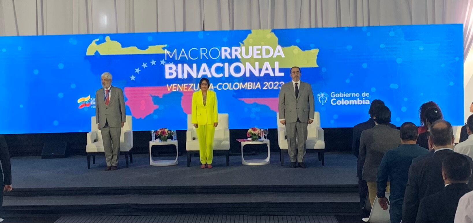 Ministro de Comercio, Industria y Turismo de Colombia, German Umaña; Delcy Rodríguez, vicepresidenta de Venezuela y Sergio Díaz-Granados, presidente ejecutivo de CAF - Banco de Desarrollo de América Latina y el Caribe. Foto: W Radio.
