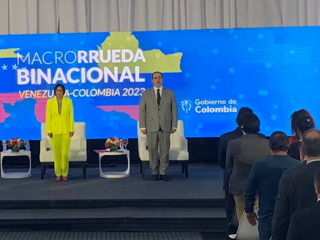 Ministro de Comercio, Industria y Turismo de Colombia, German Umaña; Delcy Rodríguez, vicepresidenta de Venezuela y Sergio Díaz-Granados, presidente ejecutivo de CAF - Banco de Desarrollo de América Latina y el Caribe. Foto: W Radio.