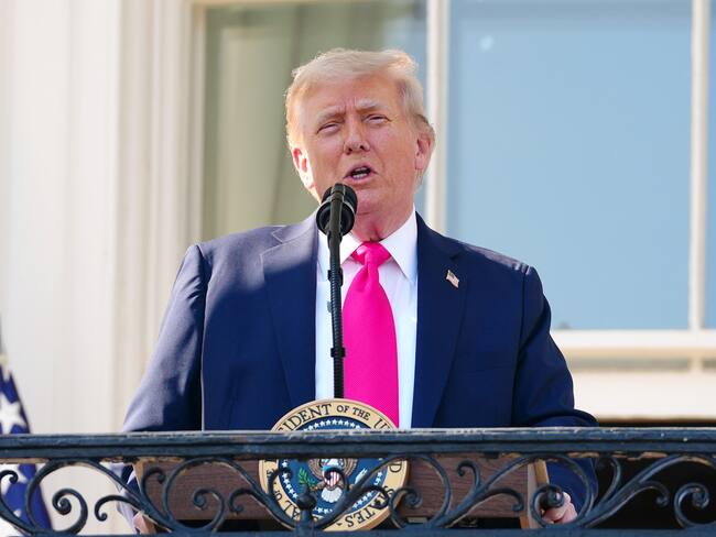 DCPU502. BOGOTÁ (COLOMBIA), 07/07/2025.- El presidente de Estados Unidos, Donald Trump, habla con personal militar durante la celebración del 4 de julio en la Casa Blanca en Washington (EE.UU.). Trump señaló la forma "terrible" en que Brasil está tratando al exmandatario de ese país, Jair Bolsonaro, procesado por la Justicia brasileña por tentativa de golpe de Estado, y pidió que lo "dejen en paz" porque, según afirma, este "no es culpable de nada". EFE/EPA/BONNIE CASH / POOL POOL PHOTO /ARCHIVO