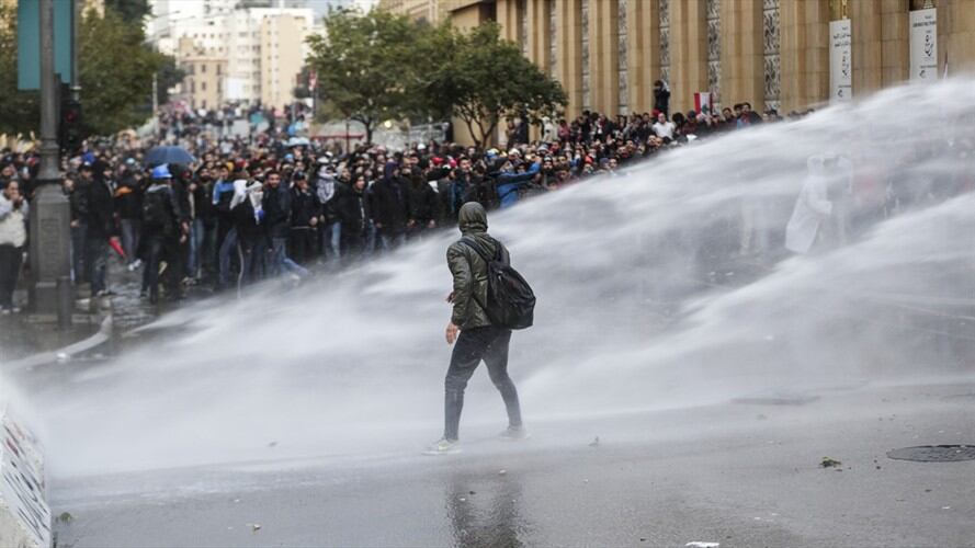 Los enfrentamientos se dieron en una de las entradas al parlamento. Foto: Getty Images