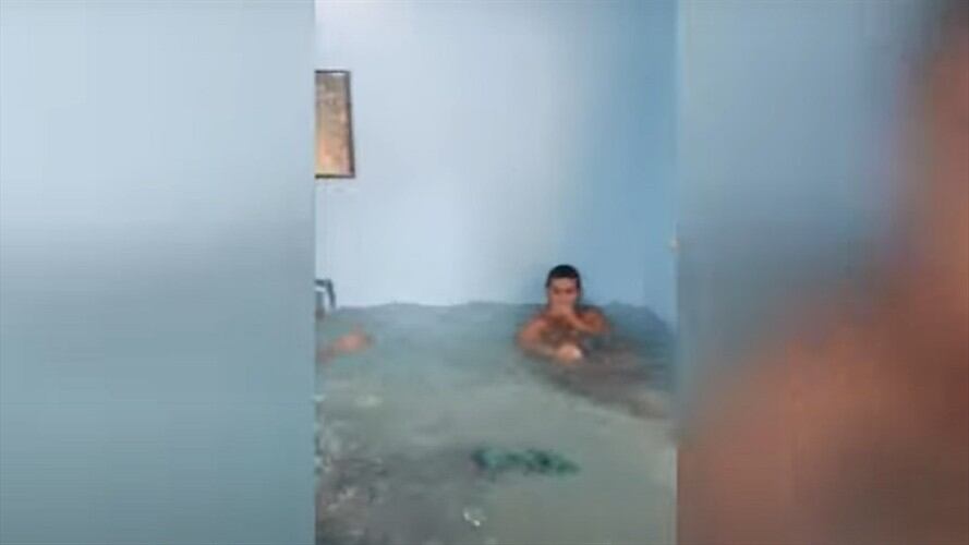 Familia convirtió su sala en una piscina. Foto: Pantallazo de video