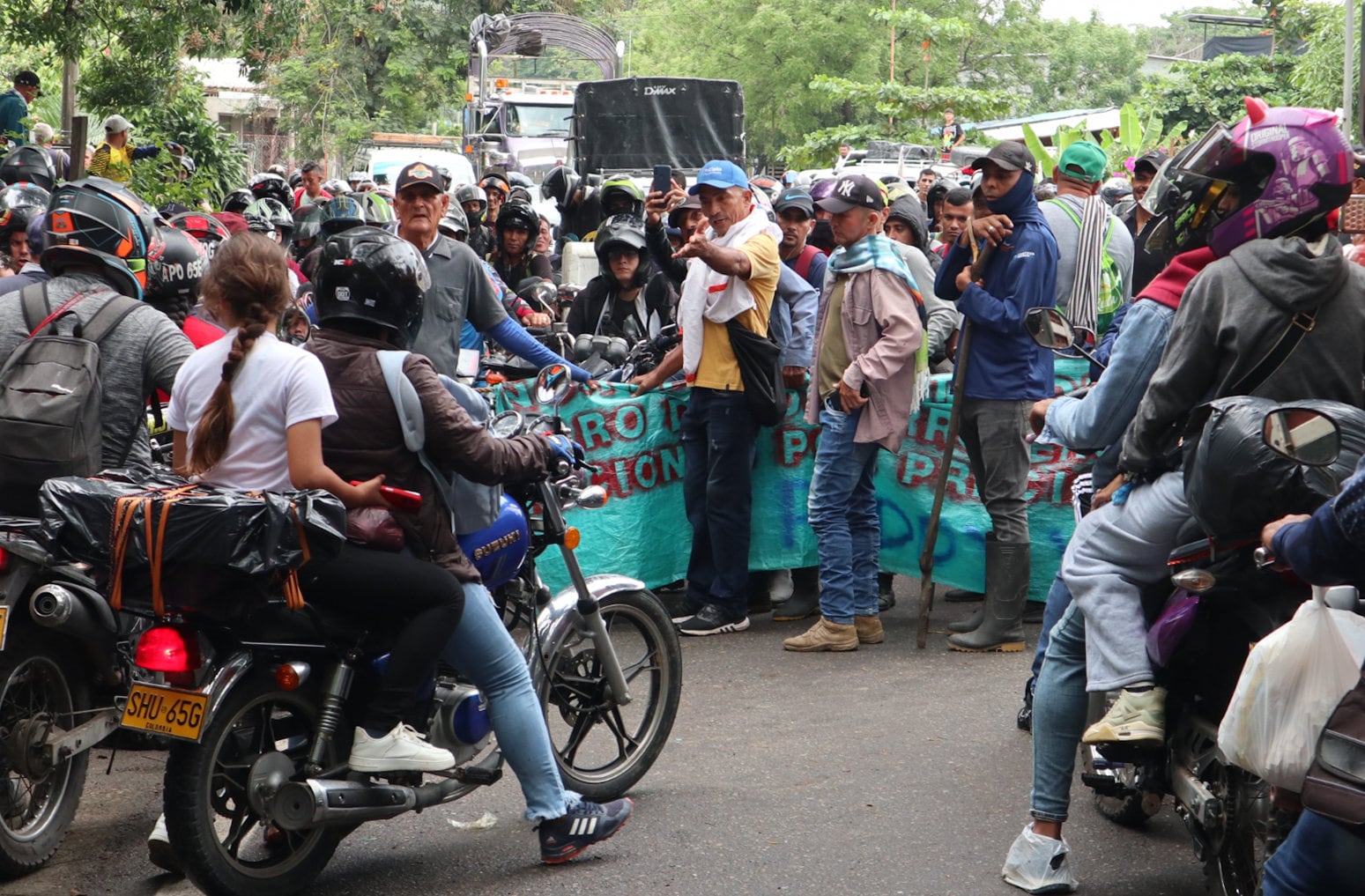 ZULIA (COLOMBIA), 07/03/2025.- Productores de arroz de Norte de Santander bloquean una vía durante el paro nacional arrocero.