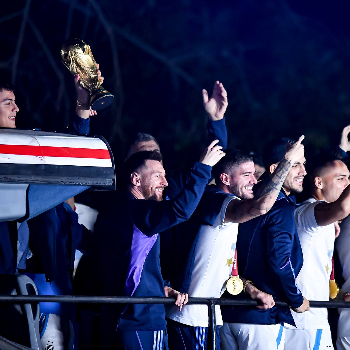 Video: jugadores de Argentina salieron en helicóptero ante multitudinarias caravanas