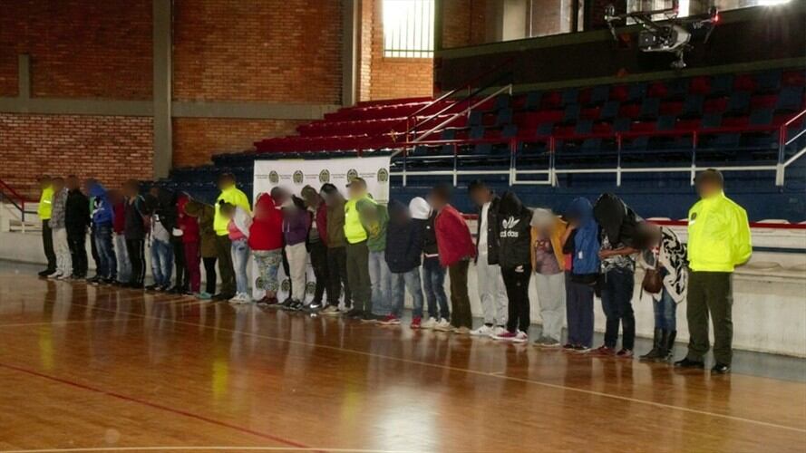 El gobernador de Boyacá, Carlos Andrés Amaya, anunció campañas con el fin de evitar este tipo de comercialización en colegios y parques. Foto: Policía de Boyacá.