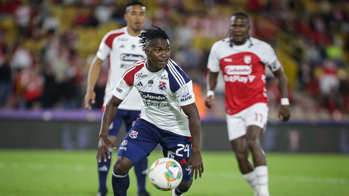 Medellín le ganó a Santa Fe 2-1 y quedó a dos puntos del líder de la tabla en el FPC