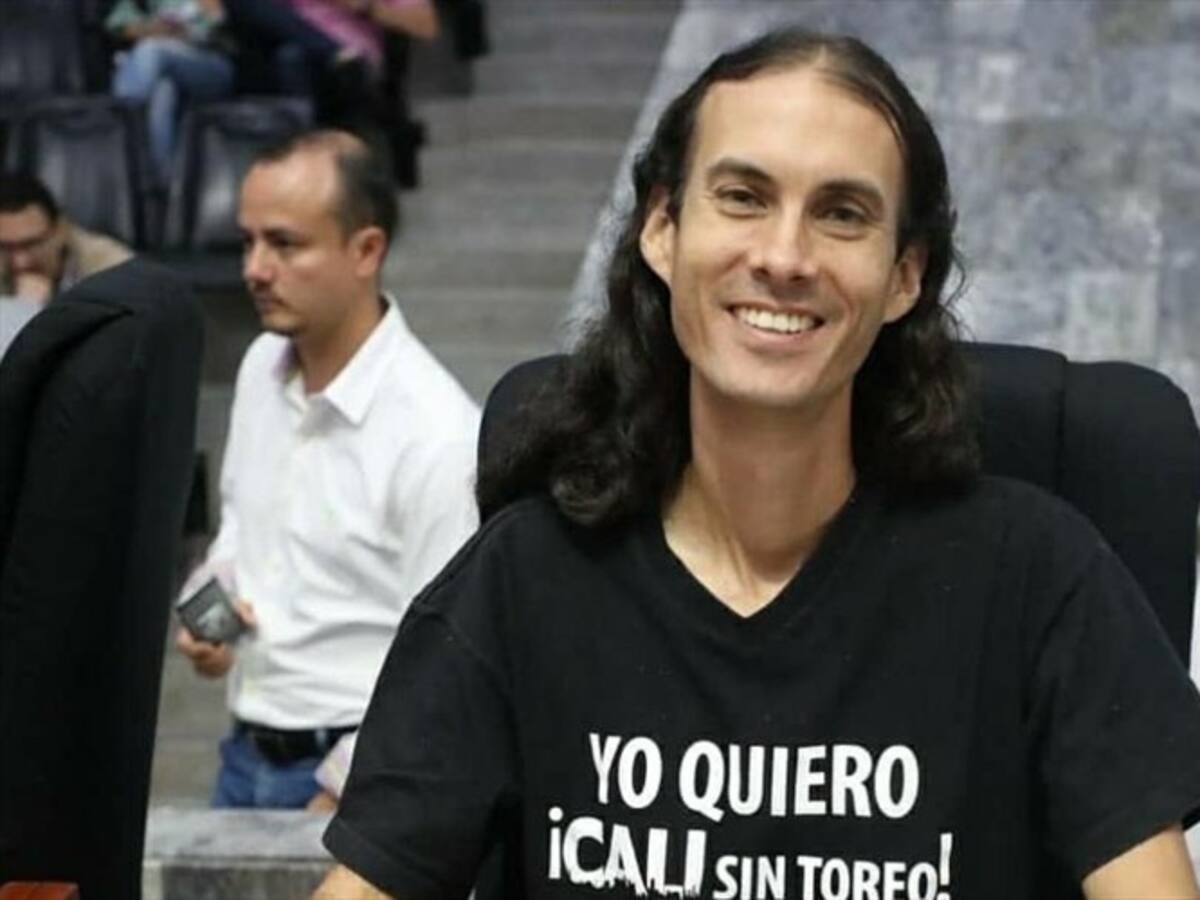 Concejal de Cali, conocido por andar en bicicleta, chocó camioneta que le asignó alcaldía