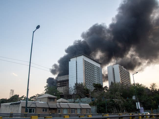 Bombardeo israelí. Foto: NIKAN/Middle East Images/AFP via Getty Images.