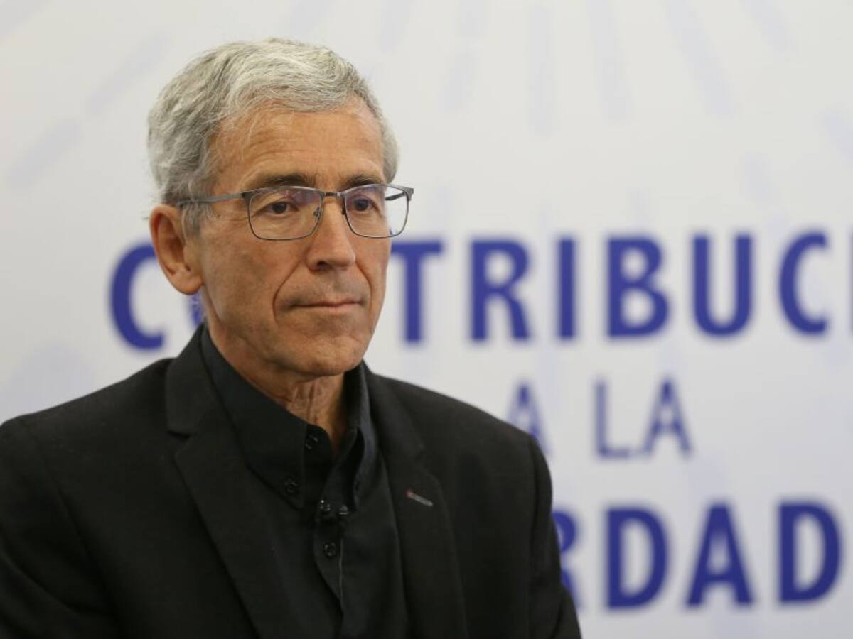 Padre de Roux evalúa eventual Tribunal de Honor por controversia sobre caso Santrich