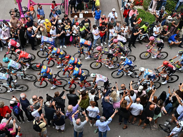 Riccione (Italy), 17/05/2024.- The pack of riders is on its way for the 13th stage of the Giro d&#039;Italia 2024, a 179 km cycling race from Riccione to Cento, Italy, 17 May 2024. (Ciclismo, Italia) EFE/EPA/LUCA ZENNARO