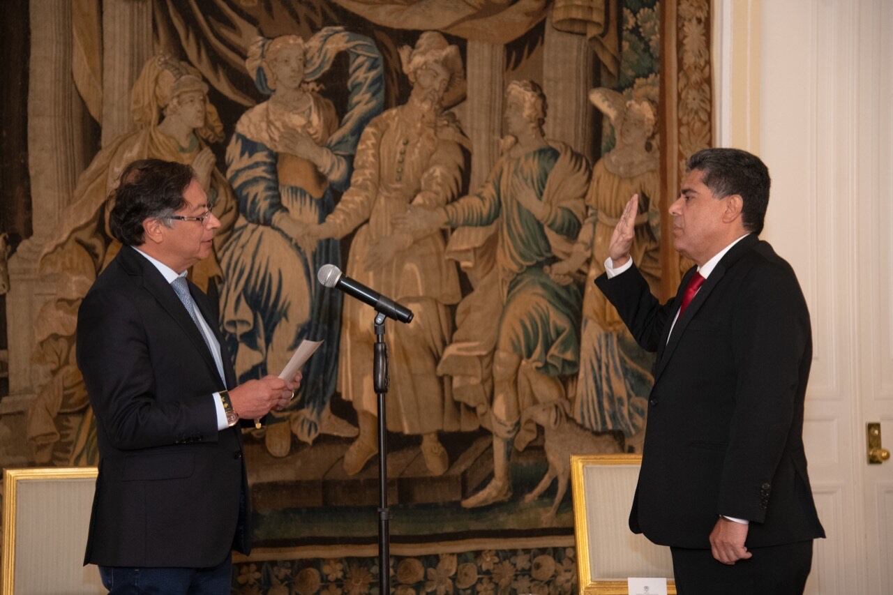 Presidente Gustavo Petro posesionando al nuevo contralor Carlos Hernán Rodríguez. Foto: Presidencia