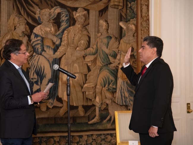 Presidente Gustavo Petro posesionando al nuevo contralor Carlos Hernán Rodríguez. Foto: Presidencia