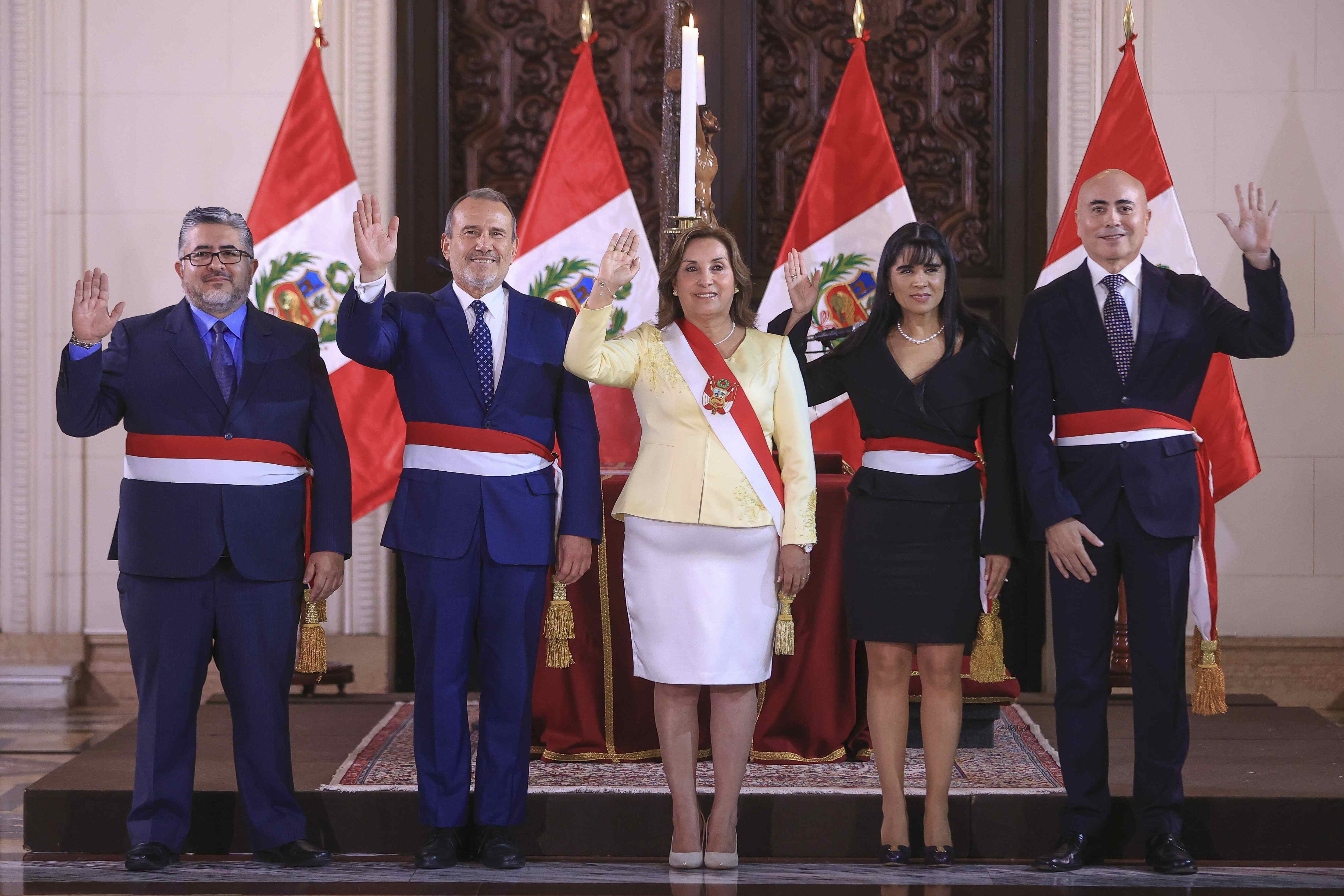 Dina Boluarte, con los nuevos ministros Fabricio Valencia, ministro de Cultura, Elmer Schialer Salcedo, ministro de Relaciones Exteriores , Ursula Desilú León, ministra de Comercio Exterior y Turismo y Durich Whittembury ministro de Vivienda, Construcción y Saneamiento este martes, en el palacio de Gobierno en Lima (Perú). La gobernante tomó el juramento a los nuevos ministros en una breve ceremonia que se realizó en el Palacio de Gobierno de Lima, luego de que se aceptaran las resoluciones de renuncia de los ministros salientes. Además de en Relaciones Exteriores, Boluarte hizo cambios en Cultura, Comercio Exterior y Turismo, así como en Vivienda Construcción y Saneamiento FOTO:  EFE/ Palacio De Gobierno De Perú