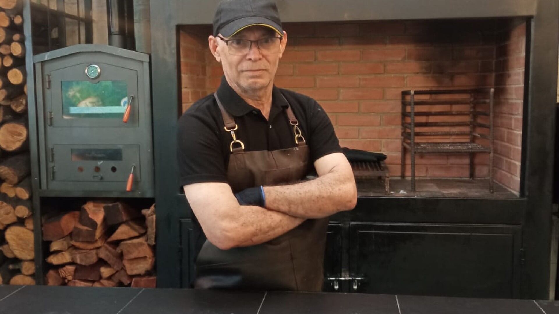 Nueve adultos mayores trabajan con Señor Chicharrón en las diferentes sedes con las que cuenta el restaurante en Bogotá, Pasto y en el centro de producción en Tabio. | Foto: cortesía Señor Chicharrón