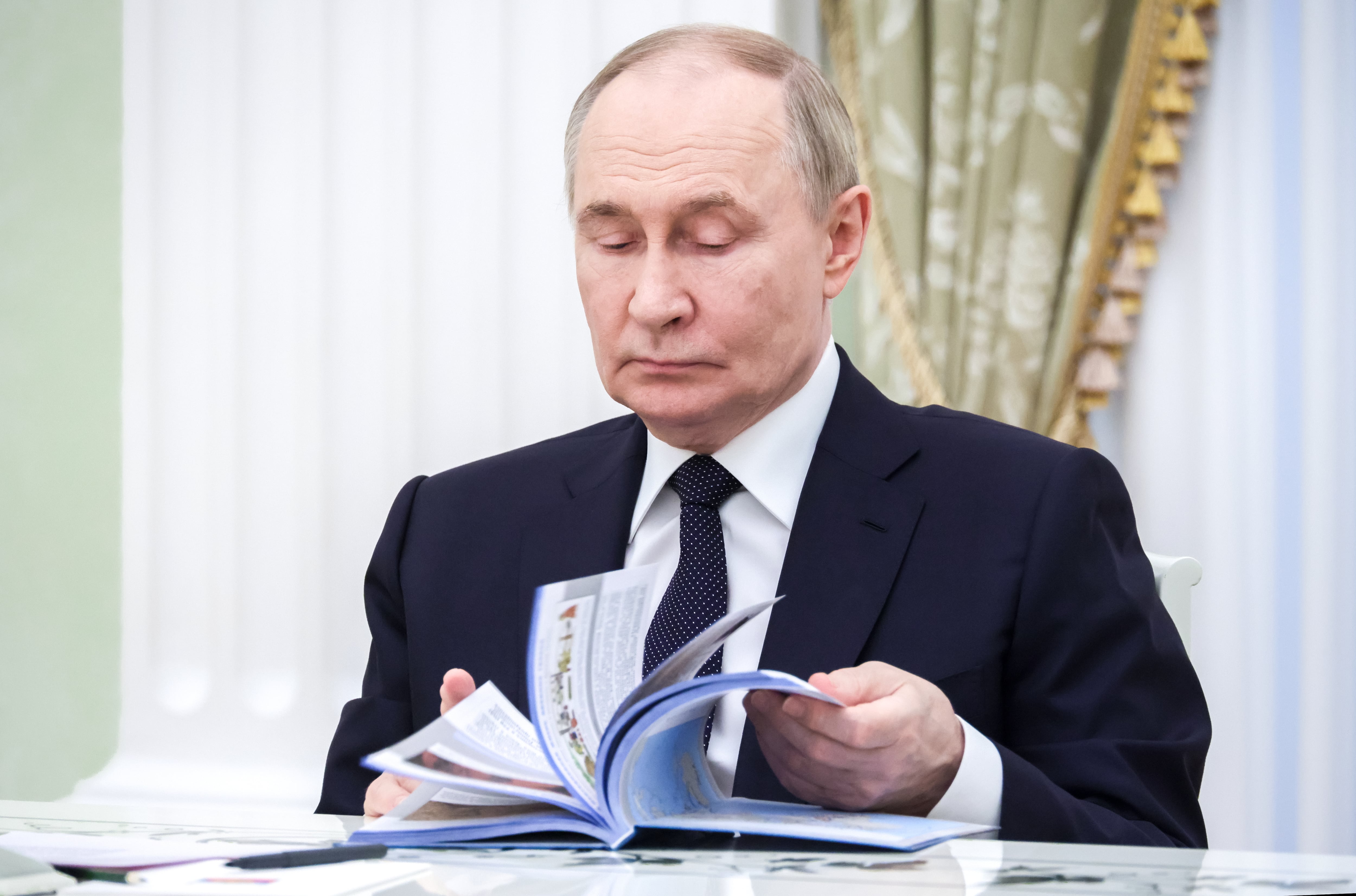 Moscow (Russian Federation), 22/06/2025.- Russian President Vladimir Putin takes part in an event to reveal new history textbooks for grades 5-11 of secondary and vocational schools at the Kremlin in Moscow, Russia, 22 June 2025. (Rusia, Moscú) EFE/EPA/MKHAIL METZEL / SPUTNIK / KREMLIN POOL