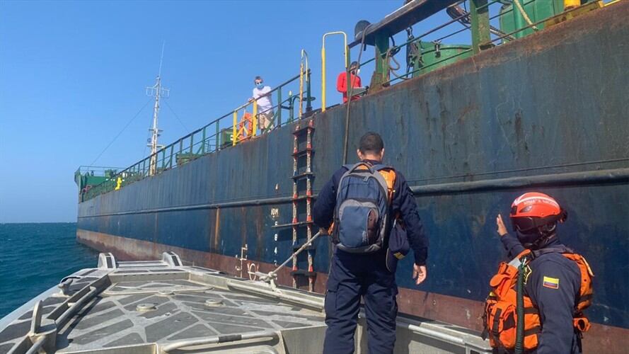 Formulan cargos contra miembros de buque abandonado en la bahía de Santa Marta. Foto: DIMAR