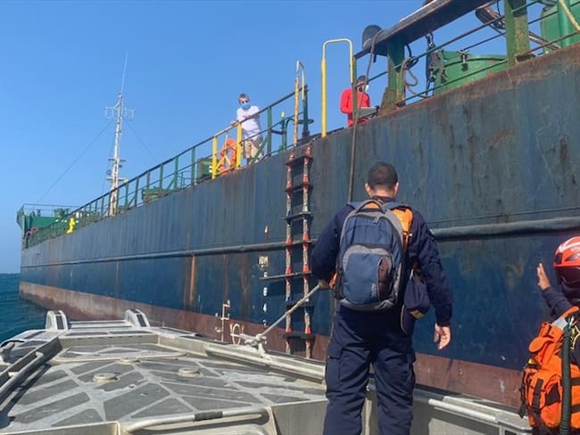 Formulan cargos contra miembros de buque abandonado en la bahía de Santa Marta. Foto: DIMAR