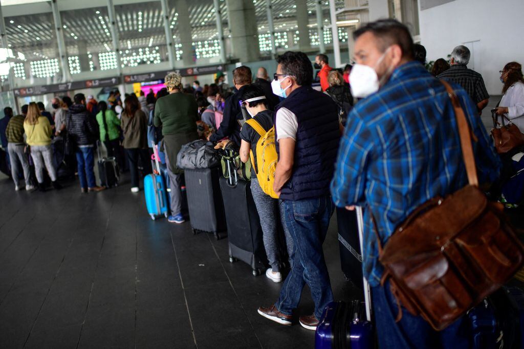 Pasajeros esperan en el Aeropuerto de Ciudad de México (Foto: PEDRO PARDO / AFP) (Photo by PEDRO PARDO/AFP via Getty Images)