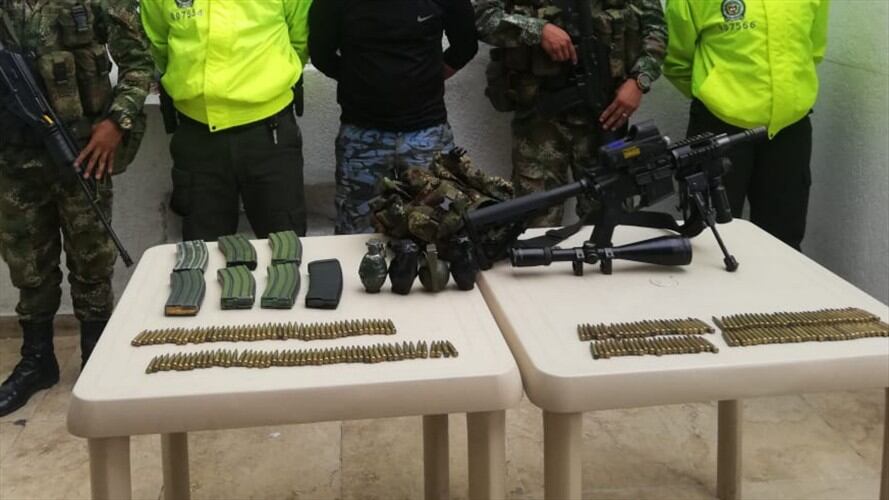Las autoridades incautaron un fusil Galil calibre 5.56 con mira telescópica; cuatro granadas de fragmentación; siete proveedores y 216 cartuchos calibre 5.56. Foto: Fiscalía