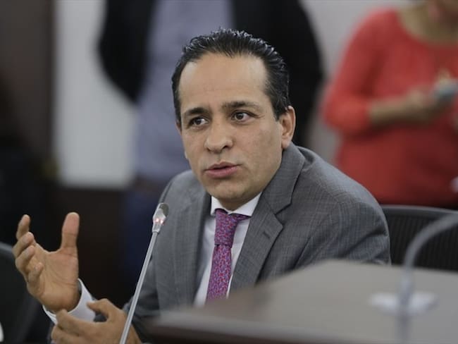 El senador Alexander López, del Polo Democrático, se refirió a la apertura de una investigación en su contra por parte de la Procuraduría. Foto: Colprensa / SERGIO ACERO