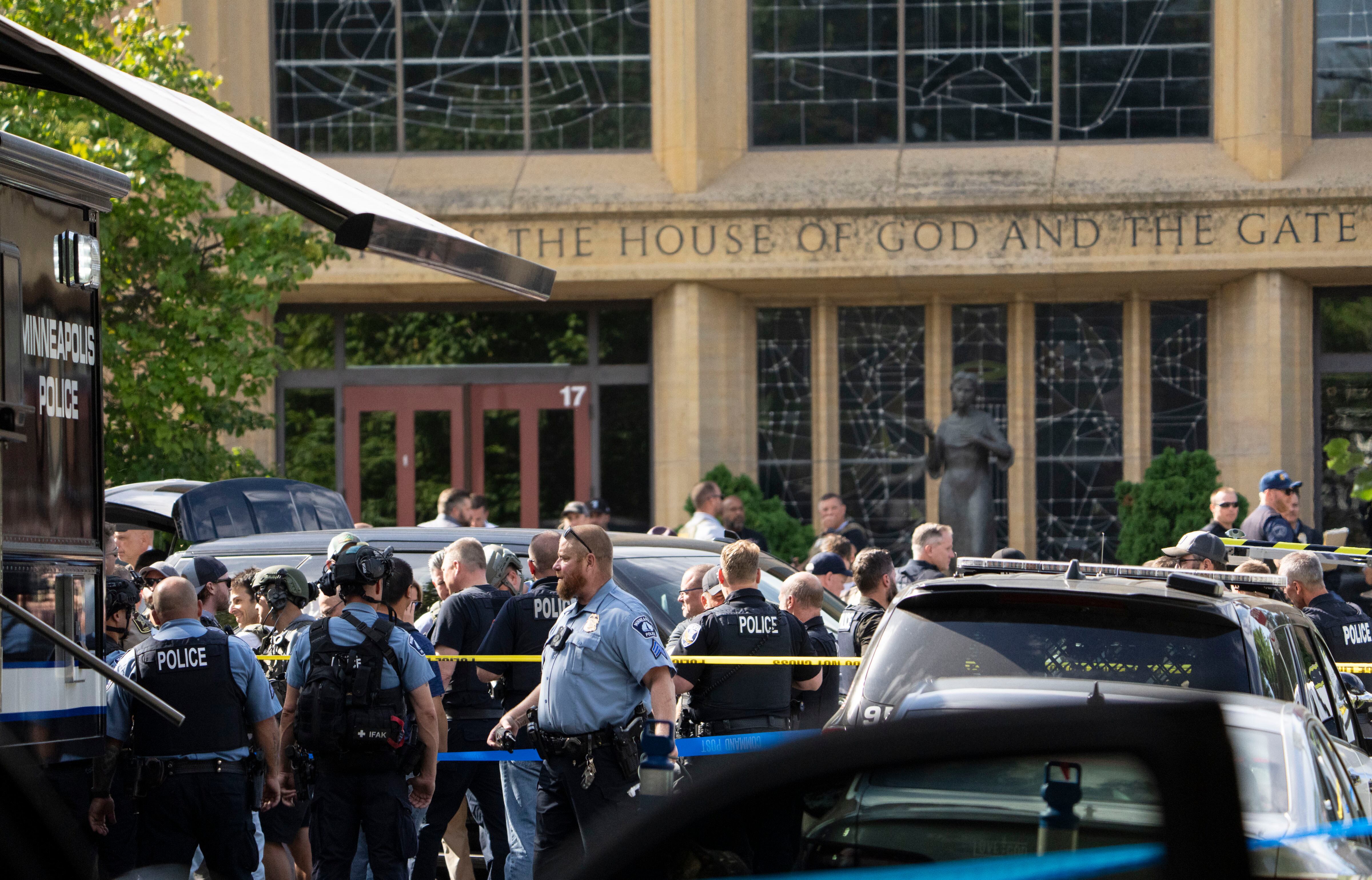 Socorristas en la calle frente a la Iglesia Católica de la Anunciación, escenario de un tiroteo que mató a dos niños e hirió a otras diecisiete personas el miércoles 27 de agosto de 2025 en Minneapolis. (Foto de Renee Jones Schneider/The Minnesota Star Tribune vía Getty Images)