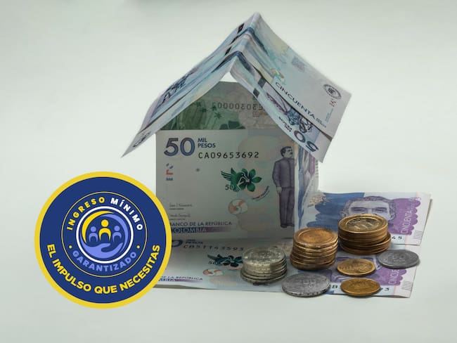 Dinero colombiano formando una casa. En el círculo, el logo de Ingreso Mínimo Garantizado (Fotos vía GettyImages y redes sociales)