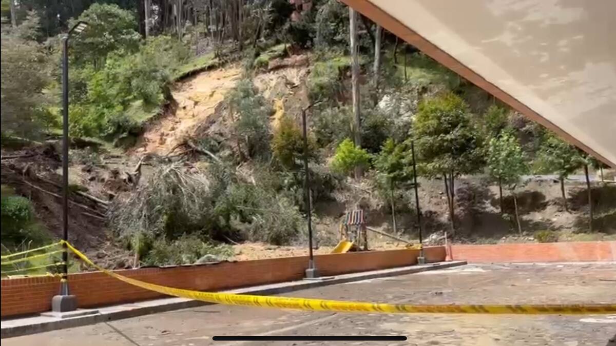 Rotura de tubo del Acueducto en norte de Bogotá causa temor por inestabilidad del terreno