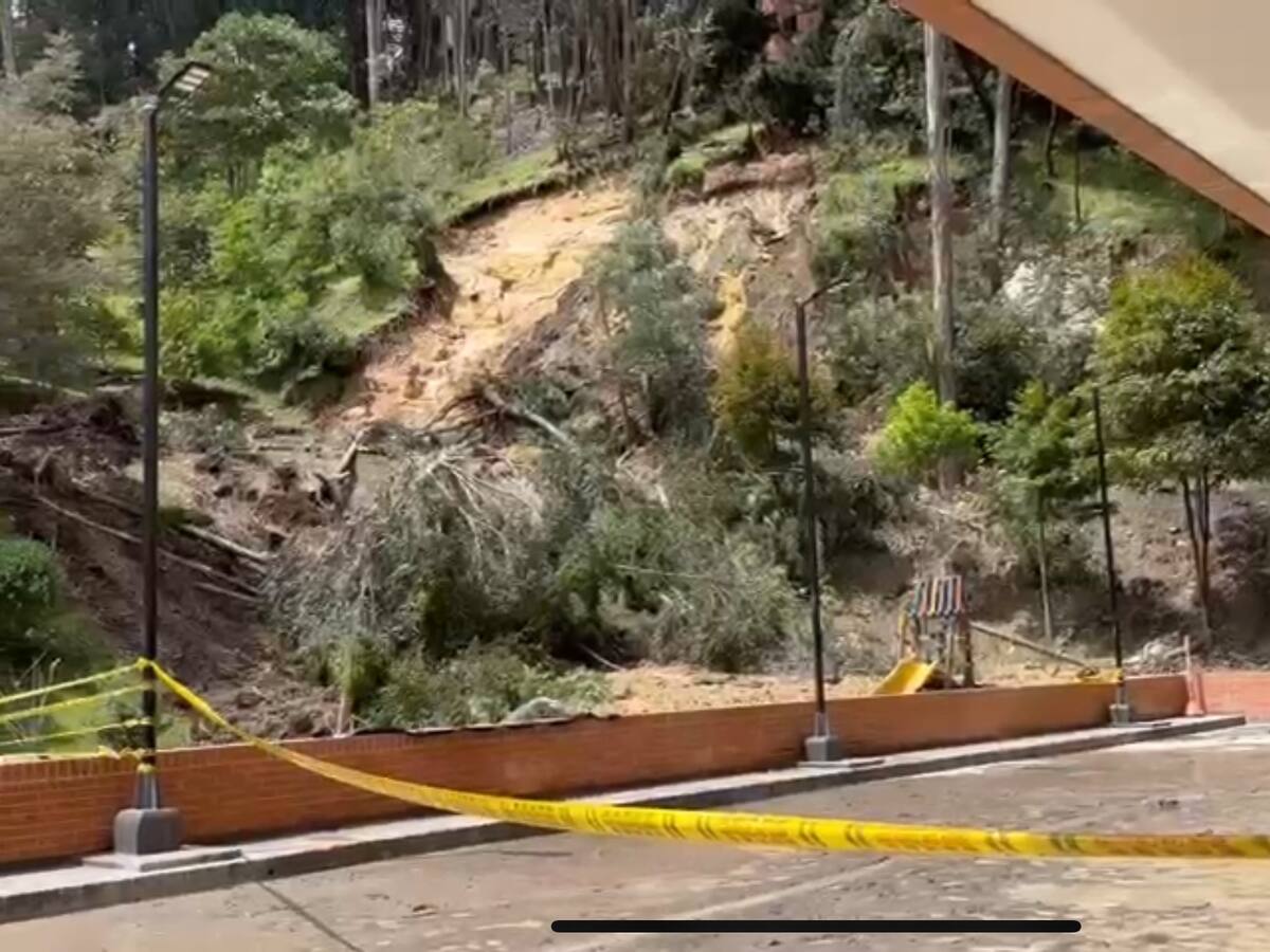 Rotura de tubo del Acueducto en norte de Bogotá causa temor por inestabilidad del terreno