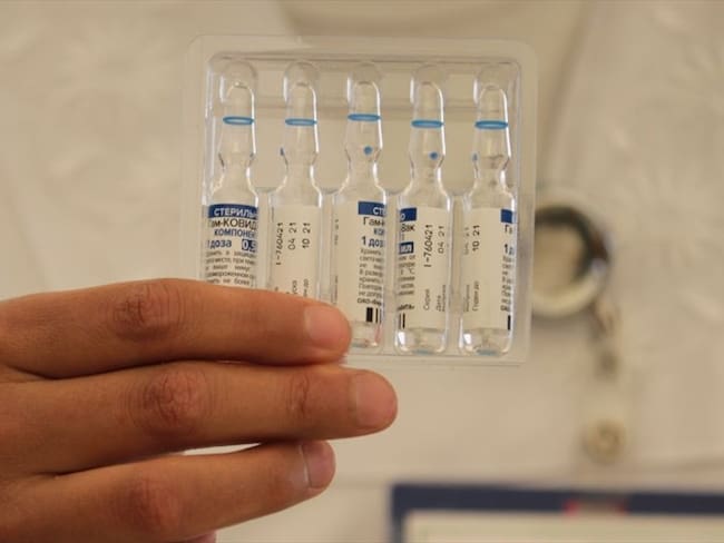 Vacunas anticovid se dañaron por desenchufar una nevera para cargar un celular. Foto: Getty Images