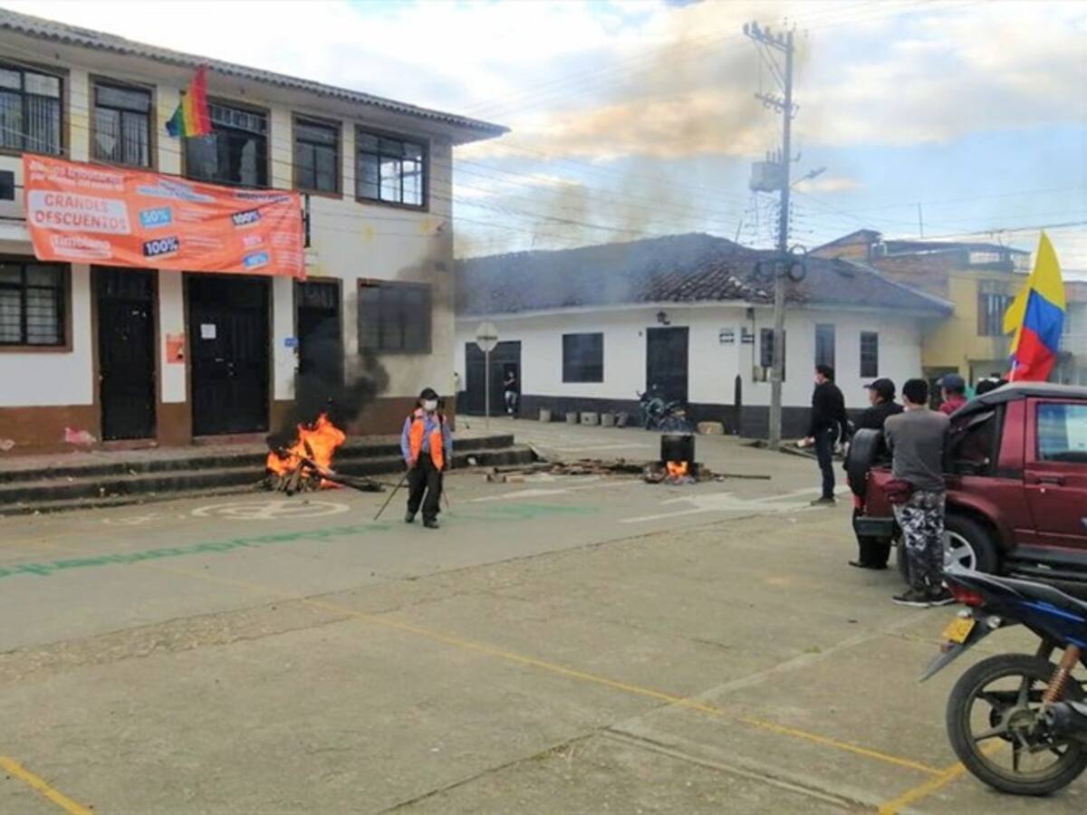 Con huevos y tomates, manifestantes atacaron la Alcaldía de Timbío, Cauca