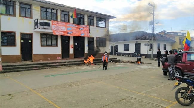 Los manifestantes incineraron llantas y otros elementos en las afueras de la Alcaldía . Foto: Cortesía Camilo Fajardo