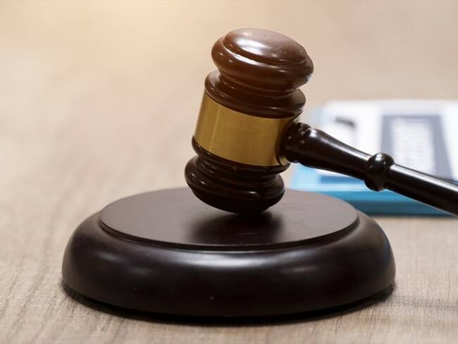 Un juzgado rechazó el principio de oportunidad firmado entre la Fiscalía General de la Nación y los empresarios Salomón Korn Mitrani y Andrés Felipe Puyana. Foto: Getty Images / SEKSAN MONGKHONKHAMSAO