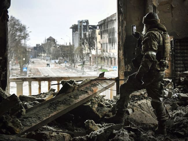 Un soldado ruso patrulla en el bombardeado  teatro dramático de Mariupol (Photo by Alexander NEMENOV / AFP) (Photo by ALEXANDER NEMENOV/AFP via Getty Images)