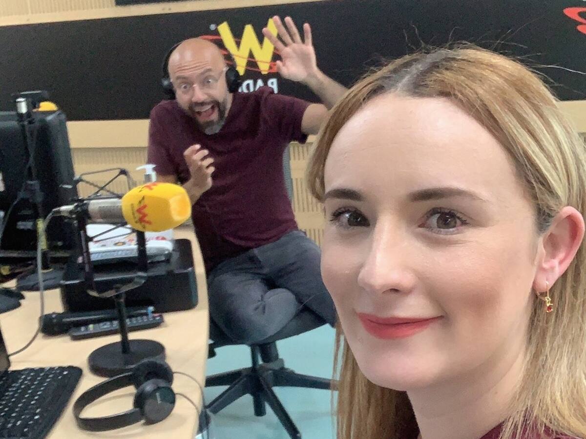 La canción que Juan Pablo Calvás y Paola Herrera le hicieron a 4-72 por retrasos en entregas