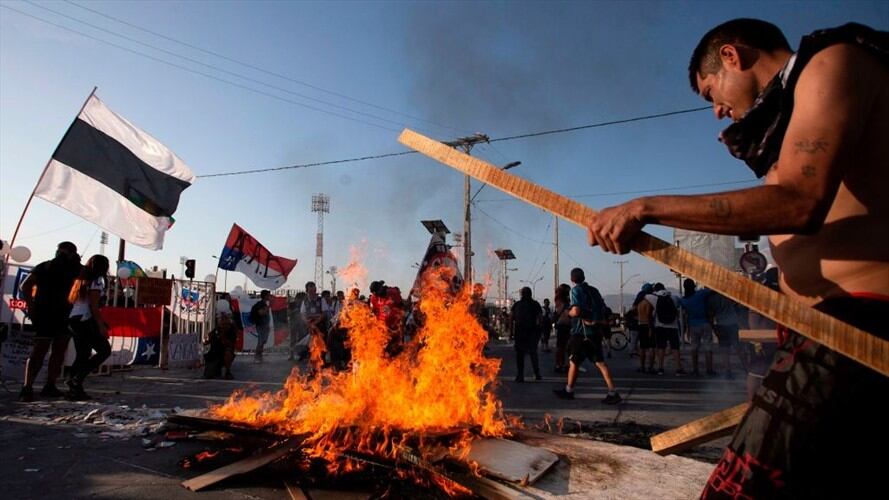 La crisis social comenzó en Chile el 18 de octubre, con graves desórdenes y manifestaciones en las que se oyeron las quejas contra la desigualdad existente en este país . Foto: Getty Images