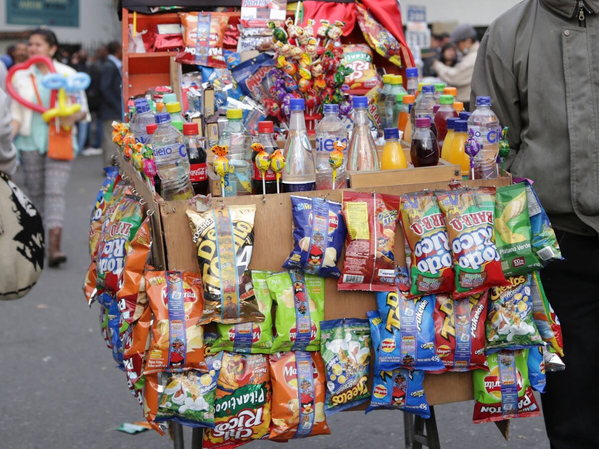 Vendedora informal denuncia que la policía le ha puesto comparendos irregulares y está apunto de perder su casa por la deuda